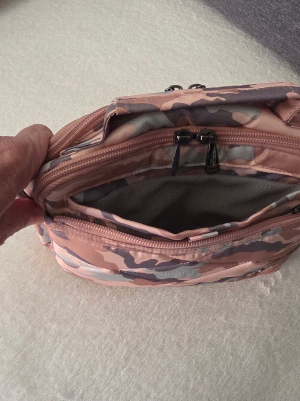 Lug CAMO ROSE Roundabout XL Crossbody - Picture 5 of 12